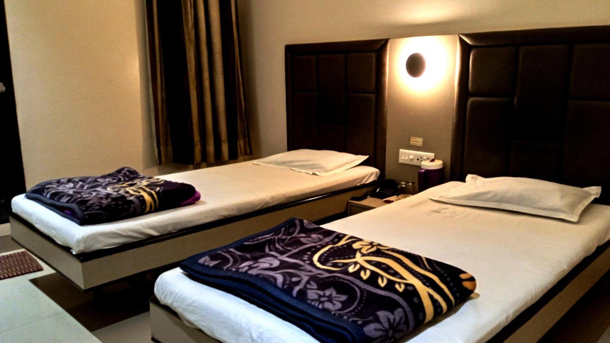 Hotel Ramniwas Jalgaon Eksteriør billede